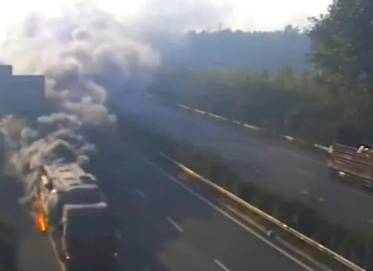 着火罐车为何选择冲进收费站求救？