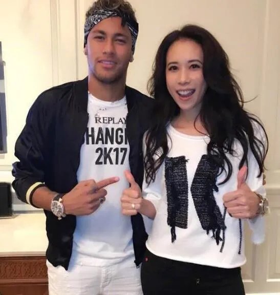 内马尔詹姆斯合影：足球篮球两大巨星聚首