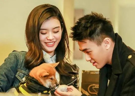 我不是有无限额度的富二代，何猷君这话什么意思呢？