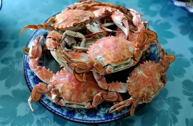 胖哥俩在执法人员检查前丢弃食材 最终被封存查处