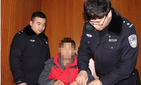 扒手扮协管员行窃成功了没？