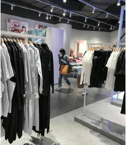 郑爽单独逛街扫货买了什么东西？