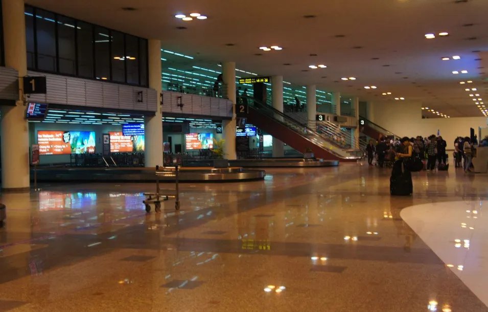 泰国迎宾强颜笑背后发生了什么?