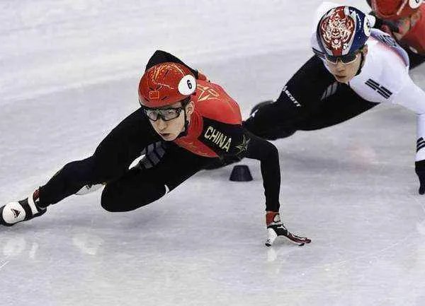 韩天宇摔出赛道后是什么情况了?