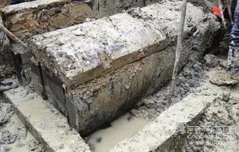 下水道内惊现棺材 打开轰动全城（组图）