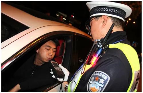 交警酒驾连撞4车逃逸  公安局长霸气发言获点赞！