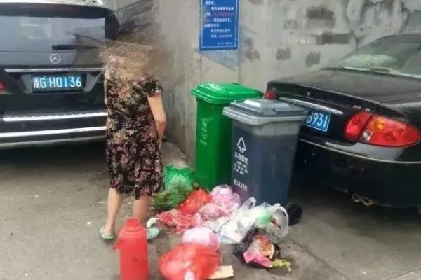 台南黄金海岸线堆满垃圾,这种乱丢垃圾行为为何屡禁不止?