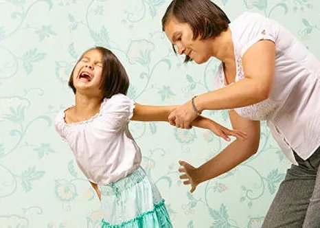 保姆遭训斥后连扇男婴5个耳光，其保姆得到了怎样的处罚？