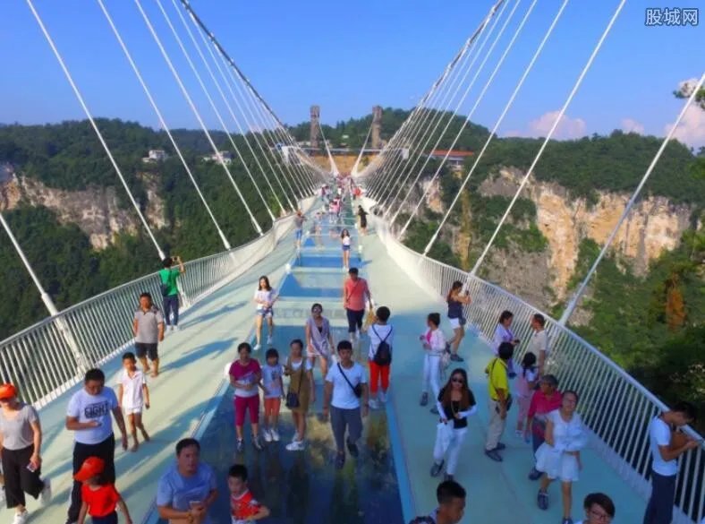 桥下偷拍裙底风光 木兰天池玻璃桥偷窥最佳拍摄地