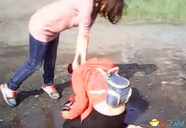 女生太美迫喝泥水 嫉妒之心让俄罗斯少女变魔鬼