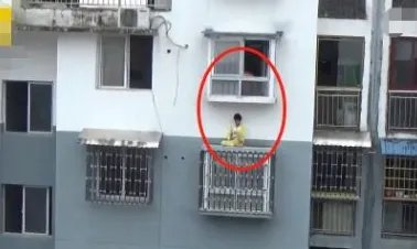 男孩睡5楼防盗网原因是什么？