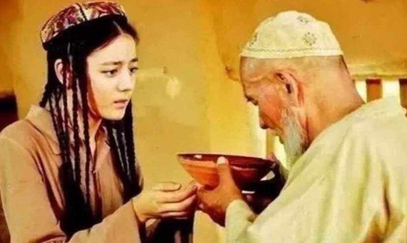 迪丽热巴肚子上怎么有妊娠纹 真实迪丽热巴素颜照片