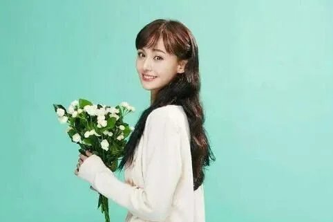 蕾哈娜终于承认恋情，明星恋爱为何总比普通人要谨慎？