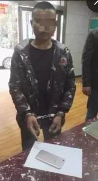 女子半夜惊醒发现床边站着两男人干什么的？