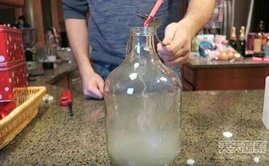 男子向烟瓶倒酒精 下一幕太神奇了
