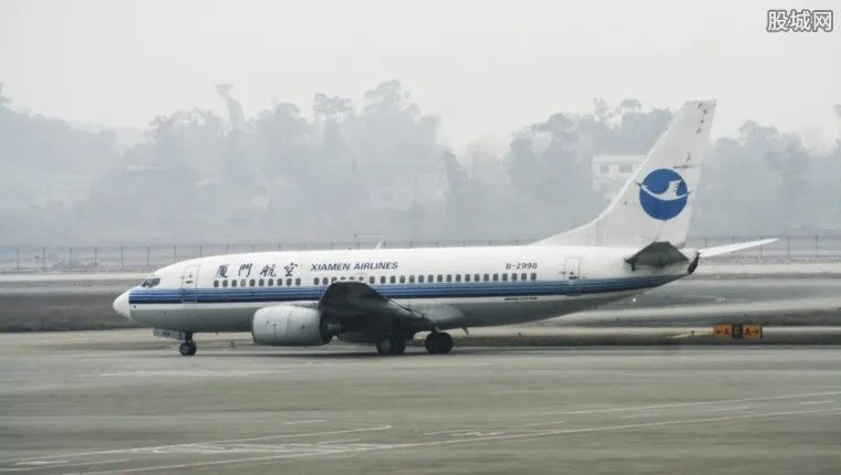 嫌热打开舱门被拘 误打应急舱门将会造成十多万损失