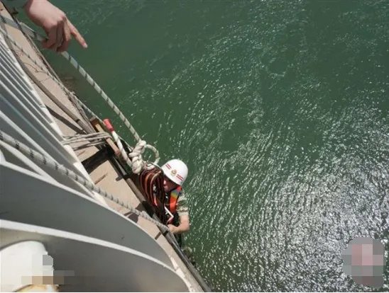 男子被困桥墩缝隙怎么获救的?