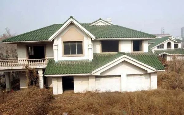 重庆南山豪华别墅群变鬼城,到底发生了什么事情?