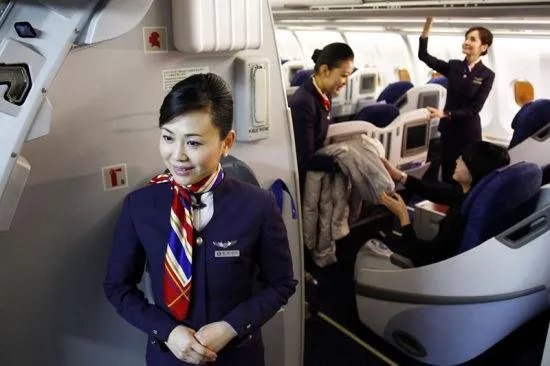 东航机长乘务长飞机上互殴,这种行为将导致何种后果?是否威胁乘客安全?