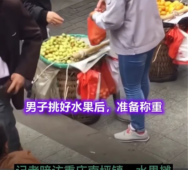 重庆一水果摊贩误转3万货款被拉黑急落泪，他该如何挽回自己的损失？