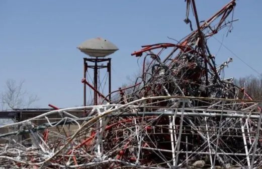 美国电视塔倒塌的原因是什么？