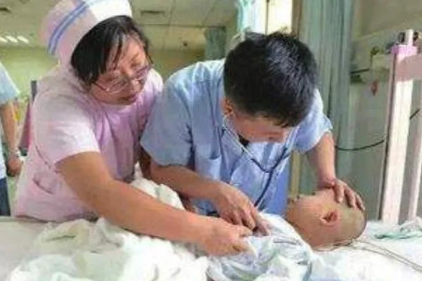 男童被老师打骨折