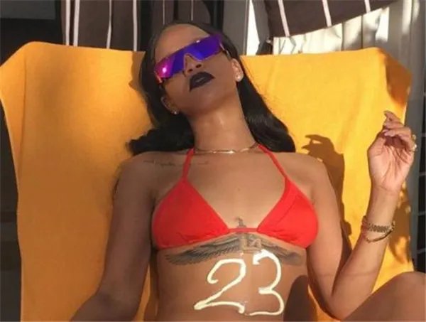 蕾哈娜晒大胆照祝贺詹姆斯夺冠 蕾哈娜有多喜欢詹姆斯在一起过吗