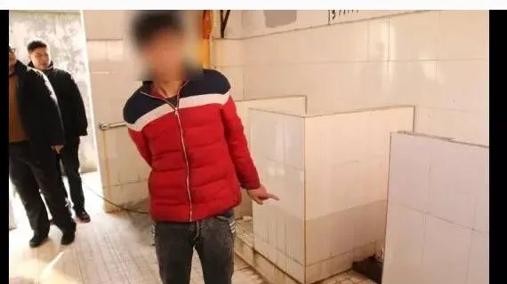 男子进女厕抢手机的理由是什么？