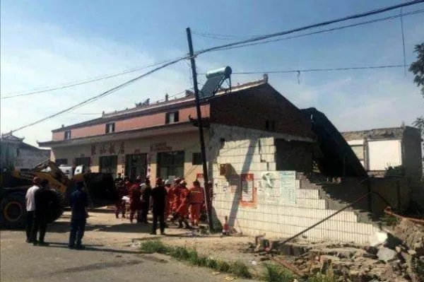 山西坍塌饭店过寿老人痛哭下跪道歉，为啥引起网友怒骂媒体？