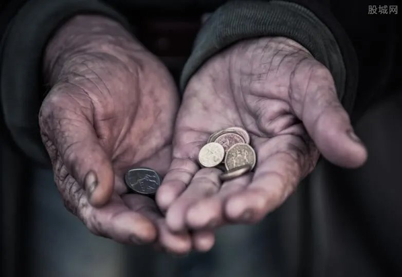 新老乞丐交流骗人经验 真假难辨爱心怎给？