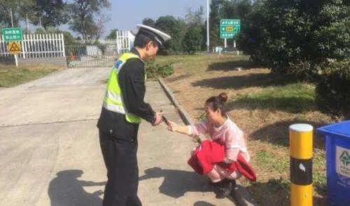 女子穿睡衣上高速为何万念俱灰   这样的“渣男”遭人唾弃