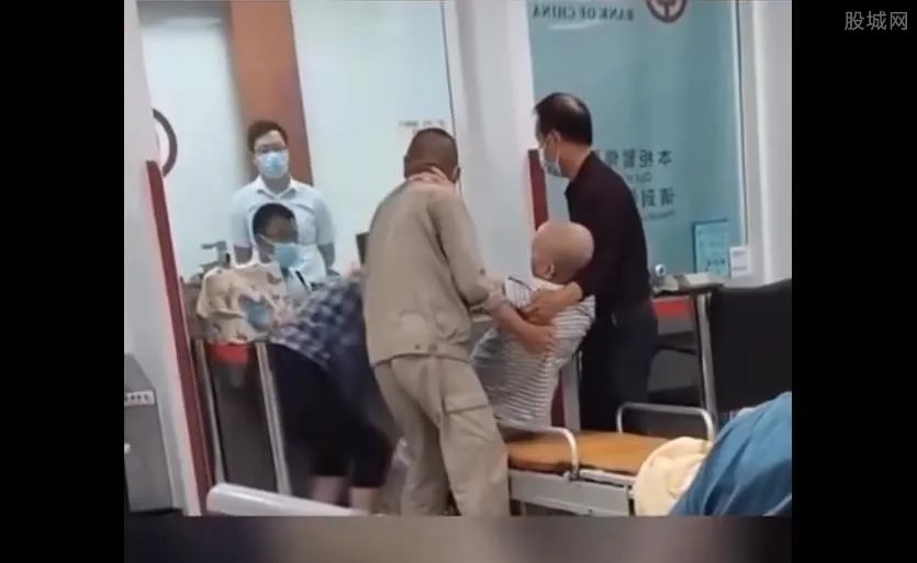 老人被抬进银行办业务？官方回应是有上门服务的