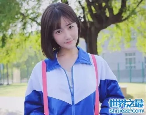 中国丑到爆的奇葩校服,这个校服令学生恐惧。