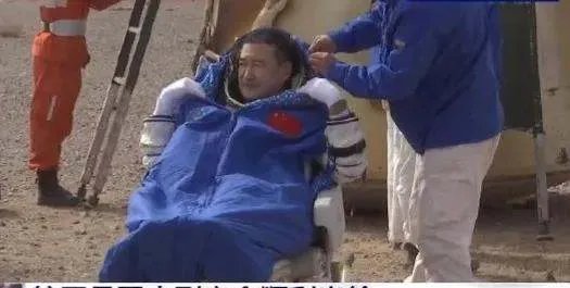 航天员进舱前向大家比心，你被他们的哪些举动感动到了？