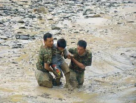 3小孩陷入淤泥地,陷入淤泥后应怎么做?