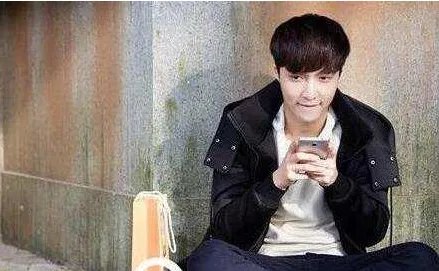 张艺兴跪下是什么情况？