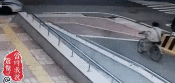 女子翻滚车底碰瓷详情真相：这样碰瓷令人无奈（各种碰瓷）