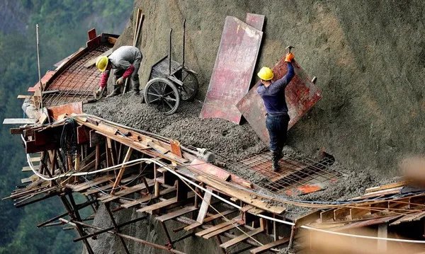 玻璃栈道那些让人心酸的背后：玻璃栈道是如何修筑的