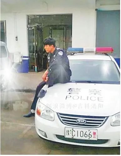 男子疑似持枪站警车顶玩自拍当地警方已介入调查是怎么回事？