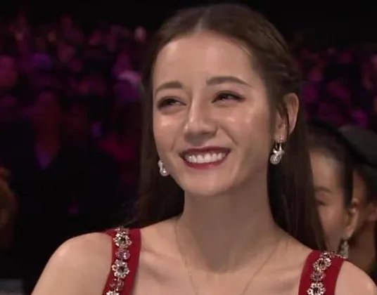 沈月未修图集体脱粉照片曝光又矮大象腿 未修图女明星图片太吓人