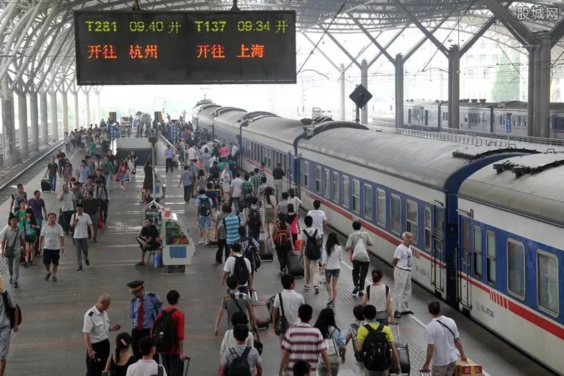 直击上海虹桥火车站学生返乡 回家之路十分艰苦！