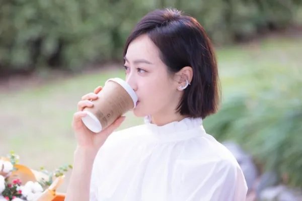 宋茜拍戏的时候是不是用力过猛把上衣撑开了？