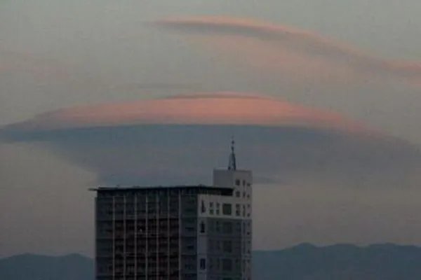 黑龙江佳木斯上空现不明飞行物，你觉得不明飞行物是什么？