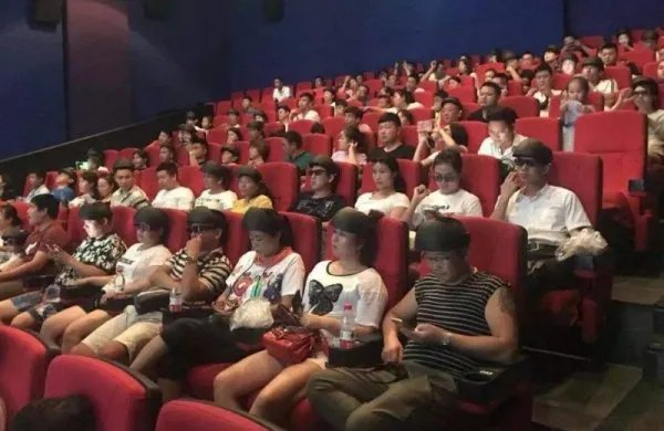 家长放任熊孩子观影踢坏银幕，给影院造成了多大损失？
