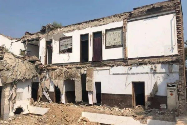 山西坍塌饭店过寿老人痛哭下跪道歉，为啥引起网友怒骂媒体？