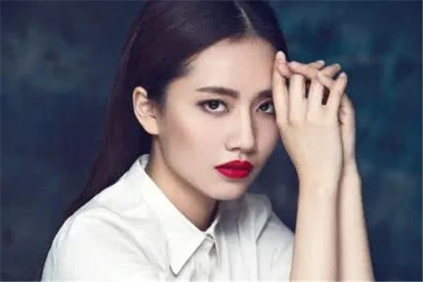 刘惜君的眼睛好可怕是不是有病 刘惜君到底和谁结婚了老公是谁