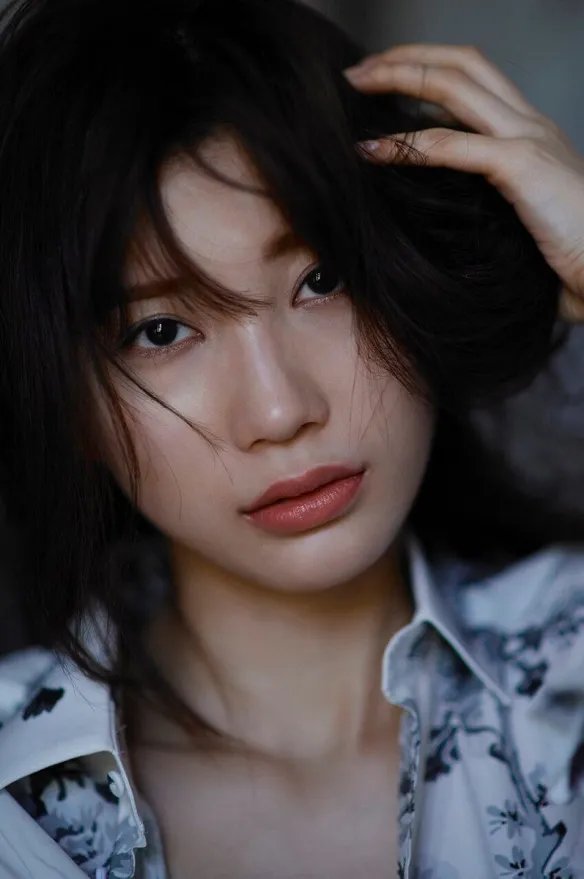 纤细腰枝却有惊人上围！日本人气美女小仓优香美图！