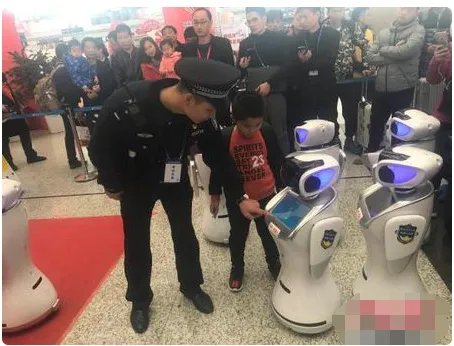 机器人警察编队在哪里亮相了？