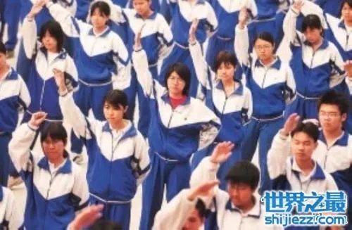 中国丑到爆的奇葩校服,这个校服令学生恐惧。