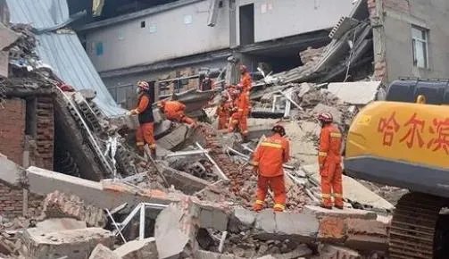 哈尔滨一仓库坍塌至少7人被困,事故原因是什么?